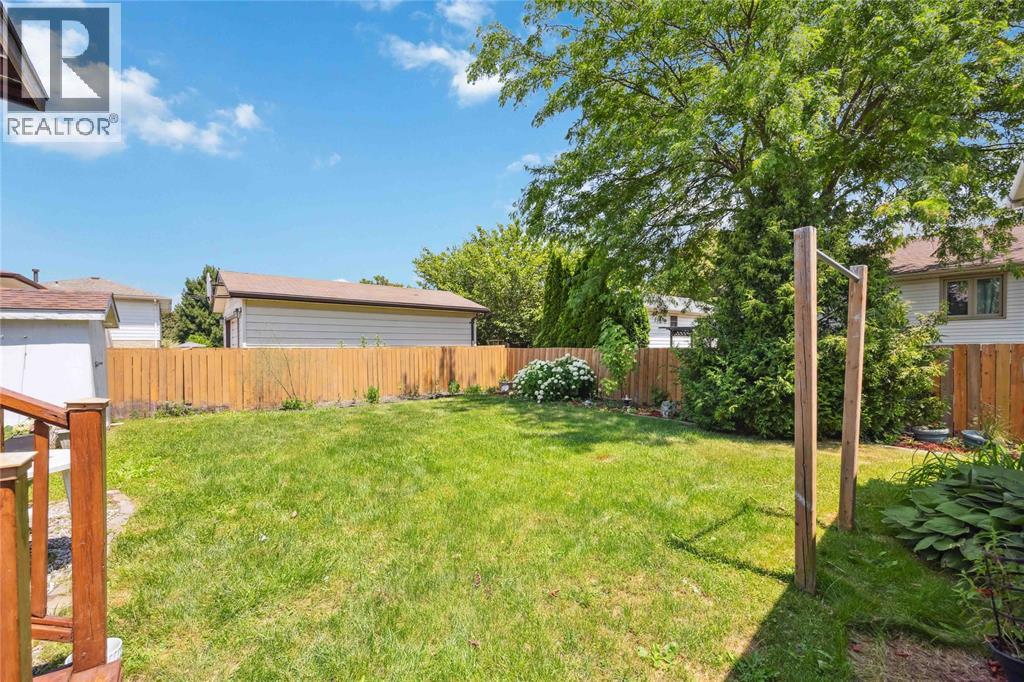 Photo 29 of 106 Hastings Crescent, Sarnia ON