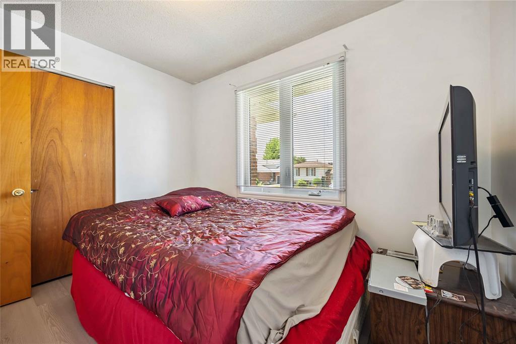 Photo 16 of 106 Hastings Crescent, Sarnia ON