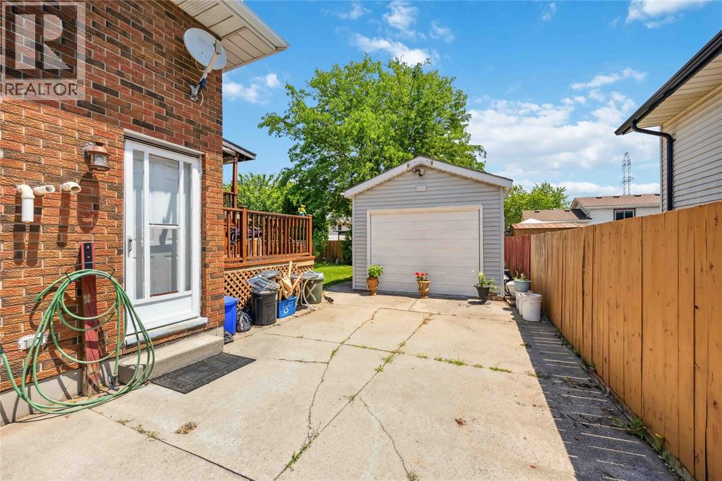 Photo 30 of 106 Hastings Crescent, Sarnia ON