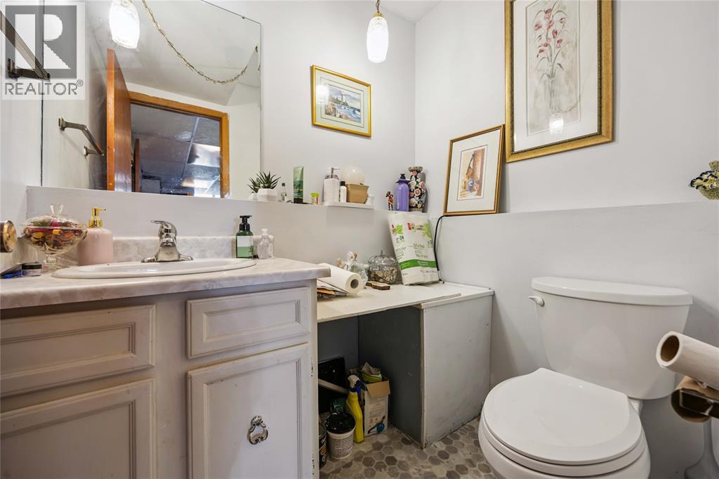 Photo 25 of 106 Hastings Crescent, Sarnia ON