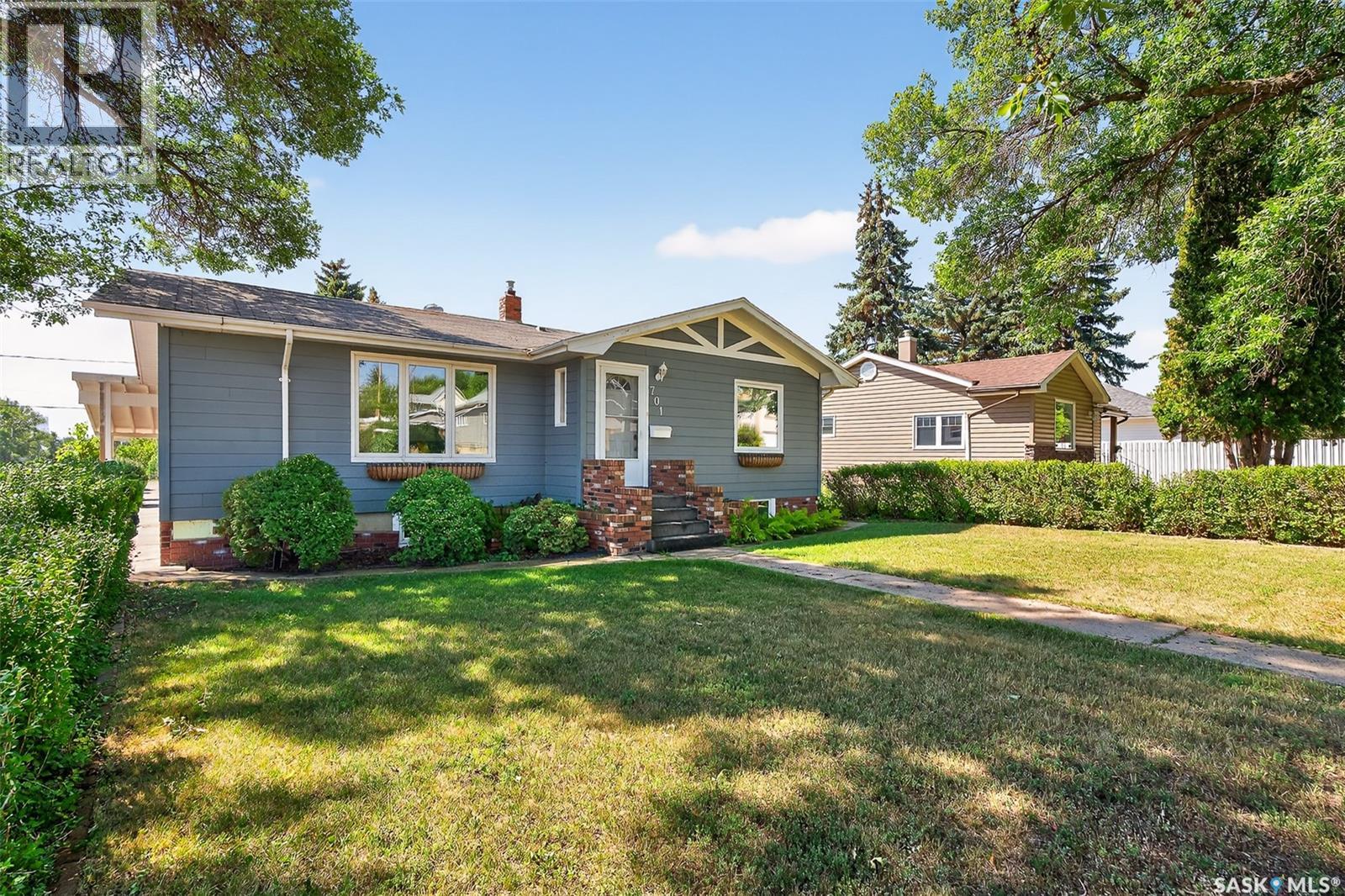 Photo 5 of 701 Hochelaga Street W, Moose Jaw SK
