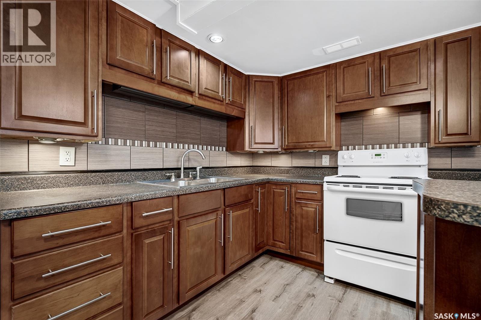Photo 21 of 701 Hochelaga Street W, Moose Jaw SK