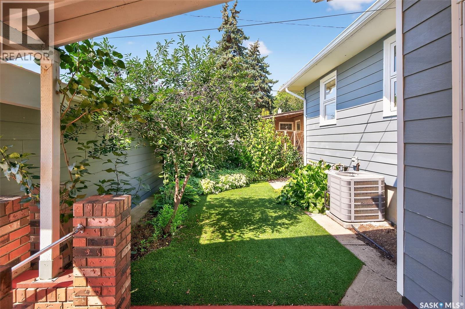 Photo 4 of 701 Hochelaga Street W, Moose Jaw SK