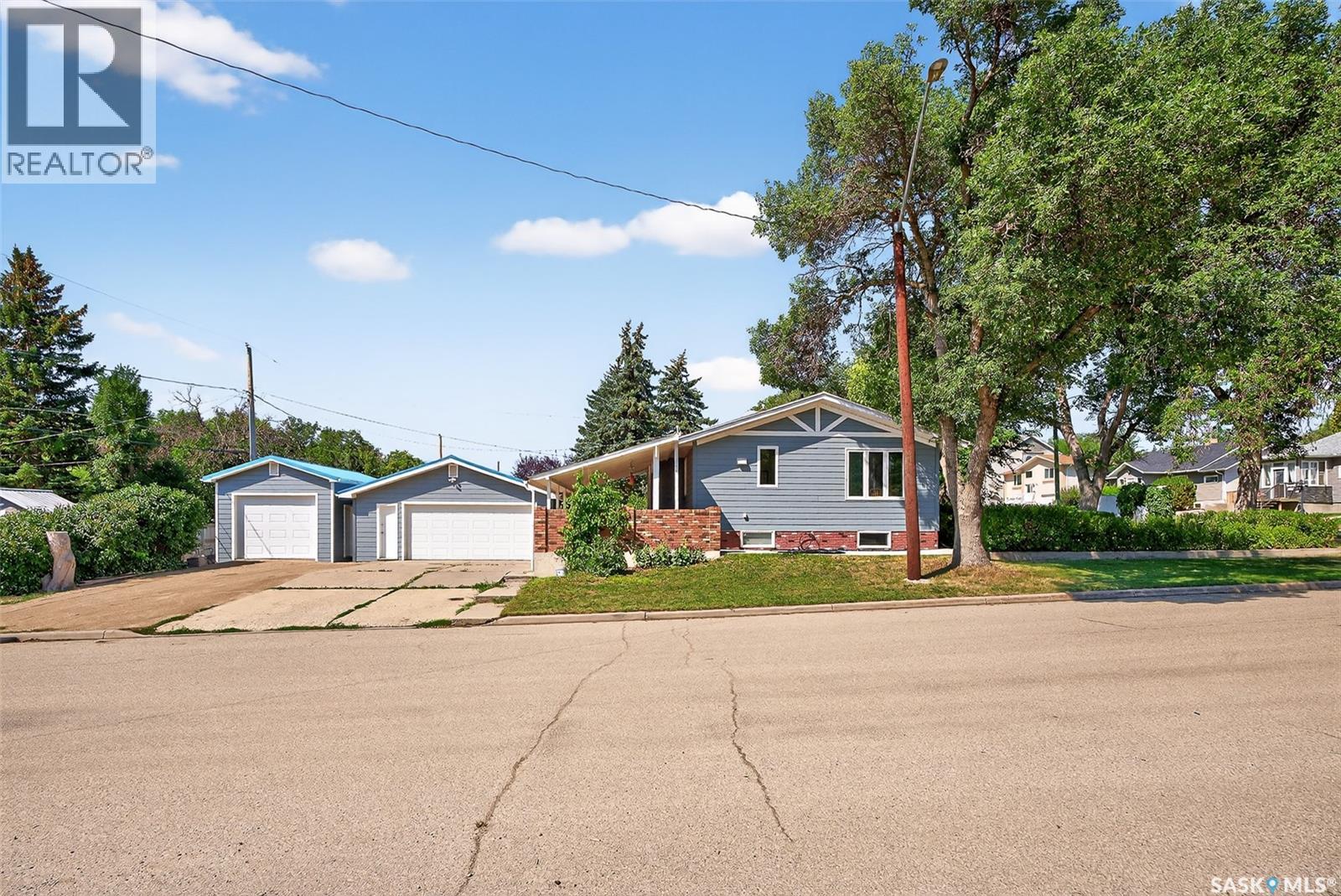Photo 35 of 701 Hochelaga Street W, Moose Jaw SK