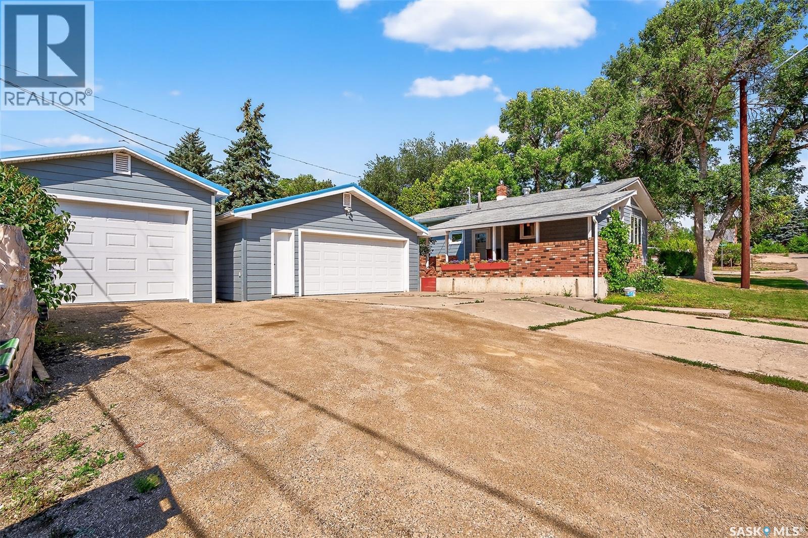 Photo 2 of 701 Hochelaga Street W, Moose Jaw SK