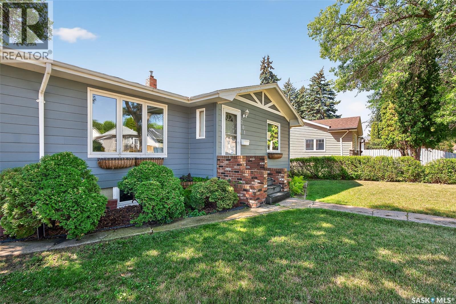 Photo 32 of 701 Hochelaga Street W, Moose Jaw SK