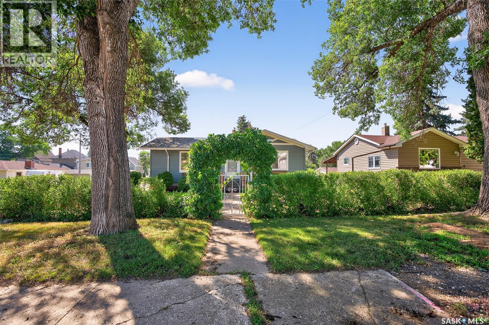 Photo 31 of 701 Hochelaga Street W, Moose Jaw SK