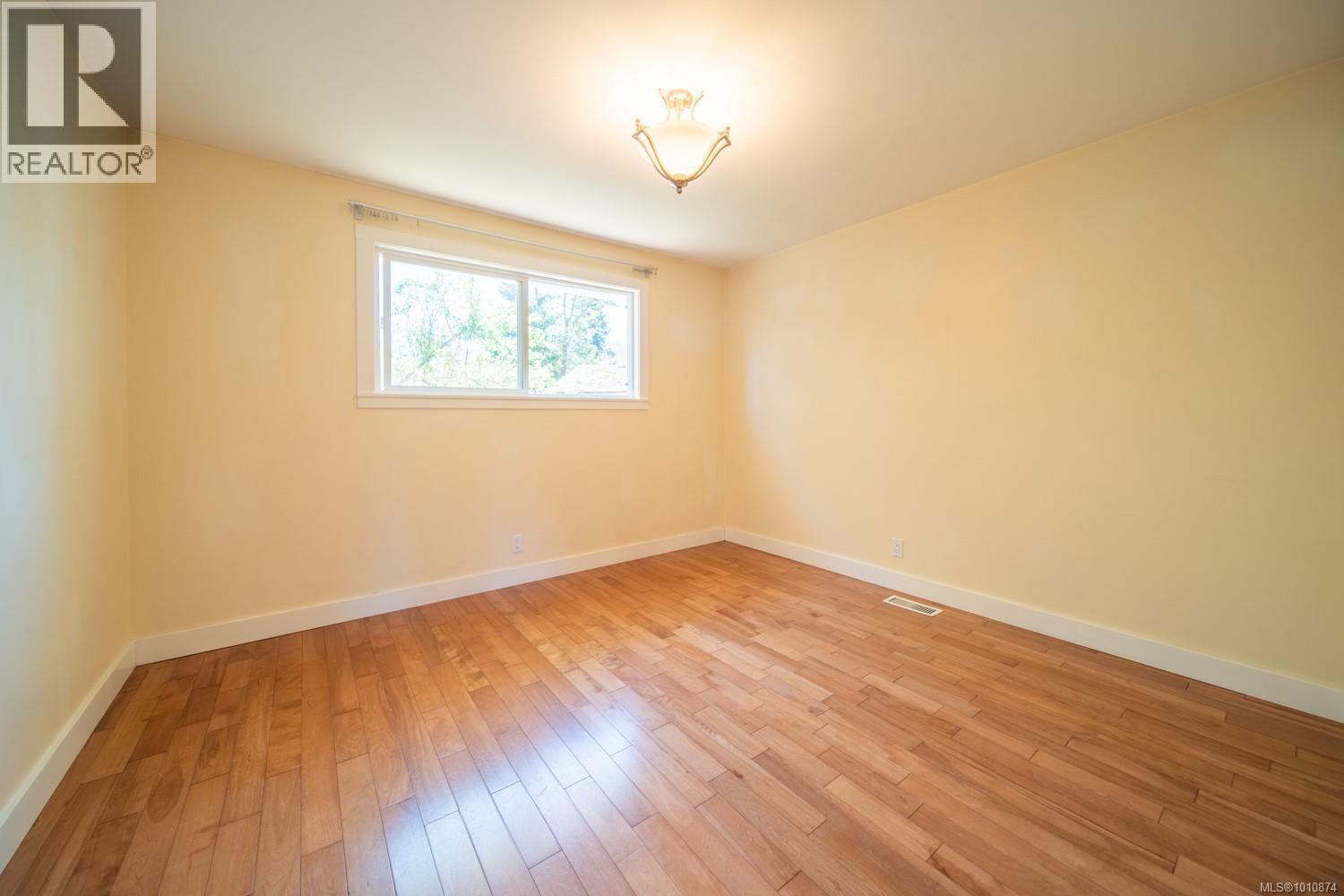 Photo 10 of 2591 Rosstown Rd, Nanaimo BC