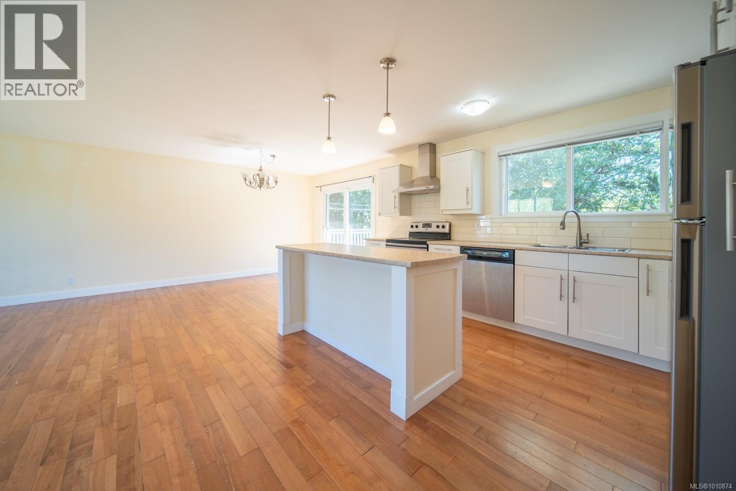 Photo 3 of 2591 Rosstown Rd, Nanaimo BC