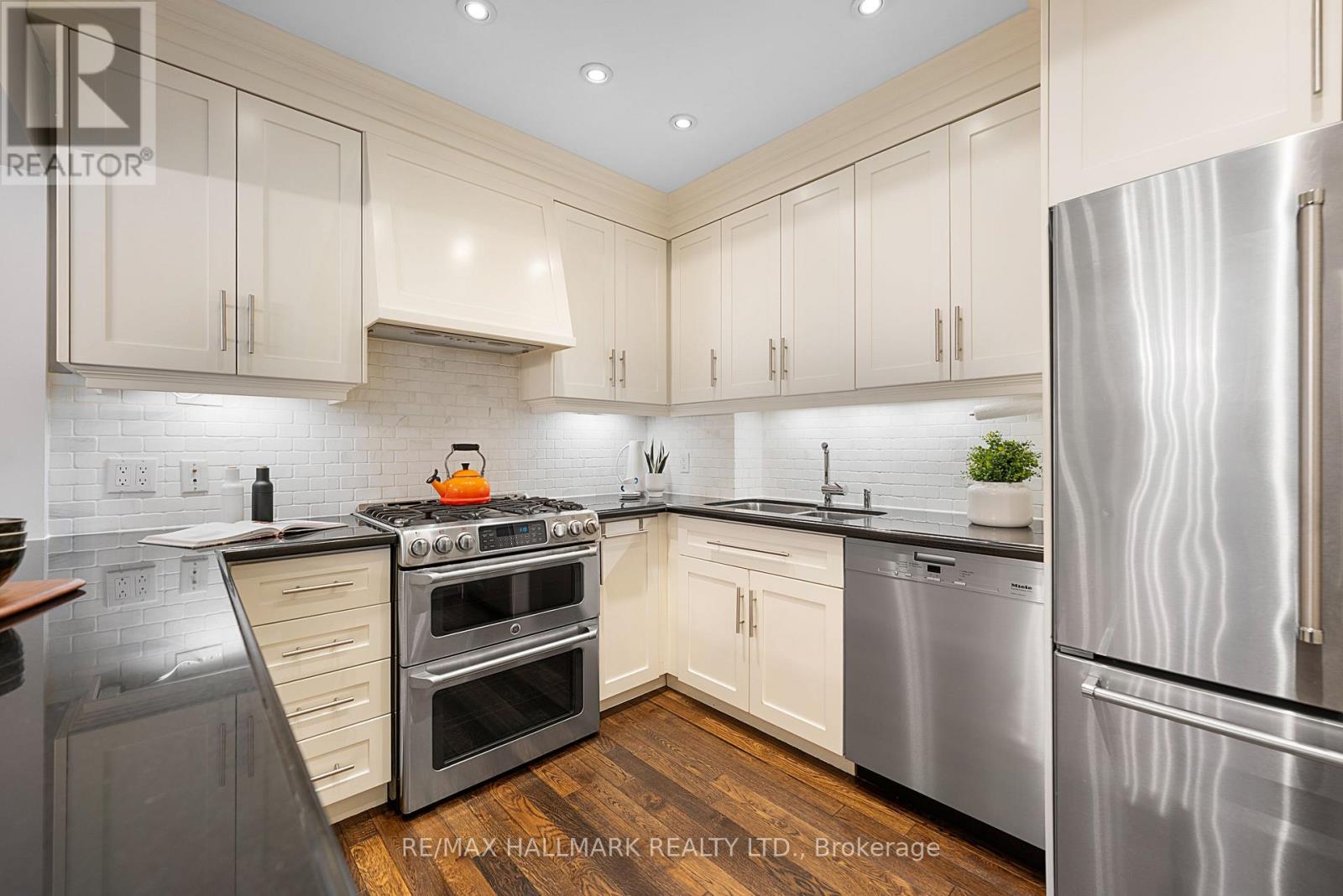 Photo 12 of 176 Melrose Avenue, Toronto ON