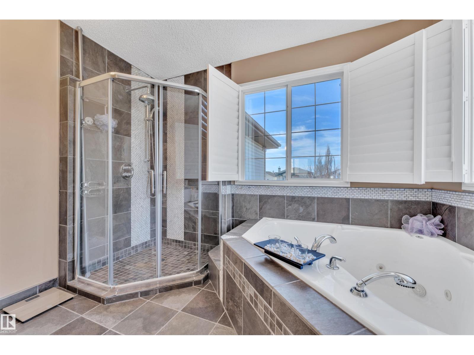 Photo 3 of 16347 87 St Nw, Edmonton AB