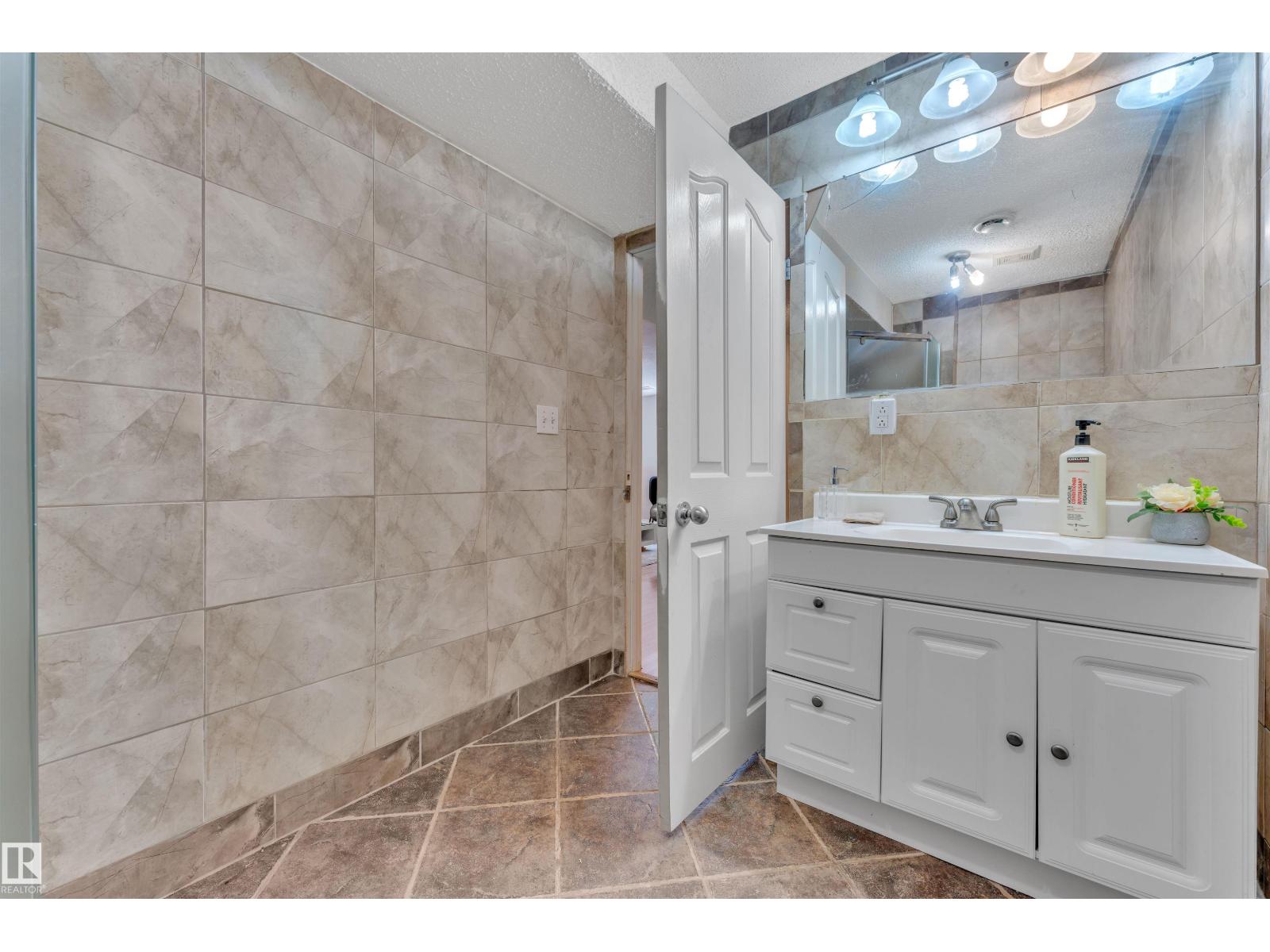 Photo 7 of 16347 87 St Nw, Edmonton AB