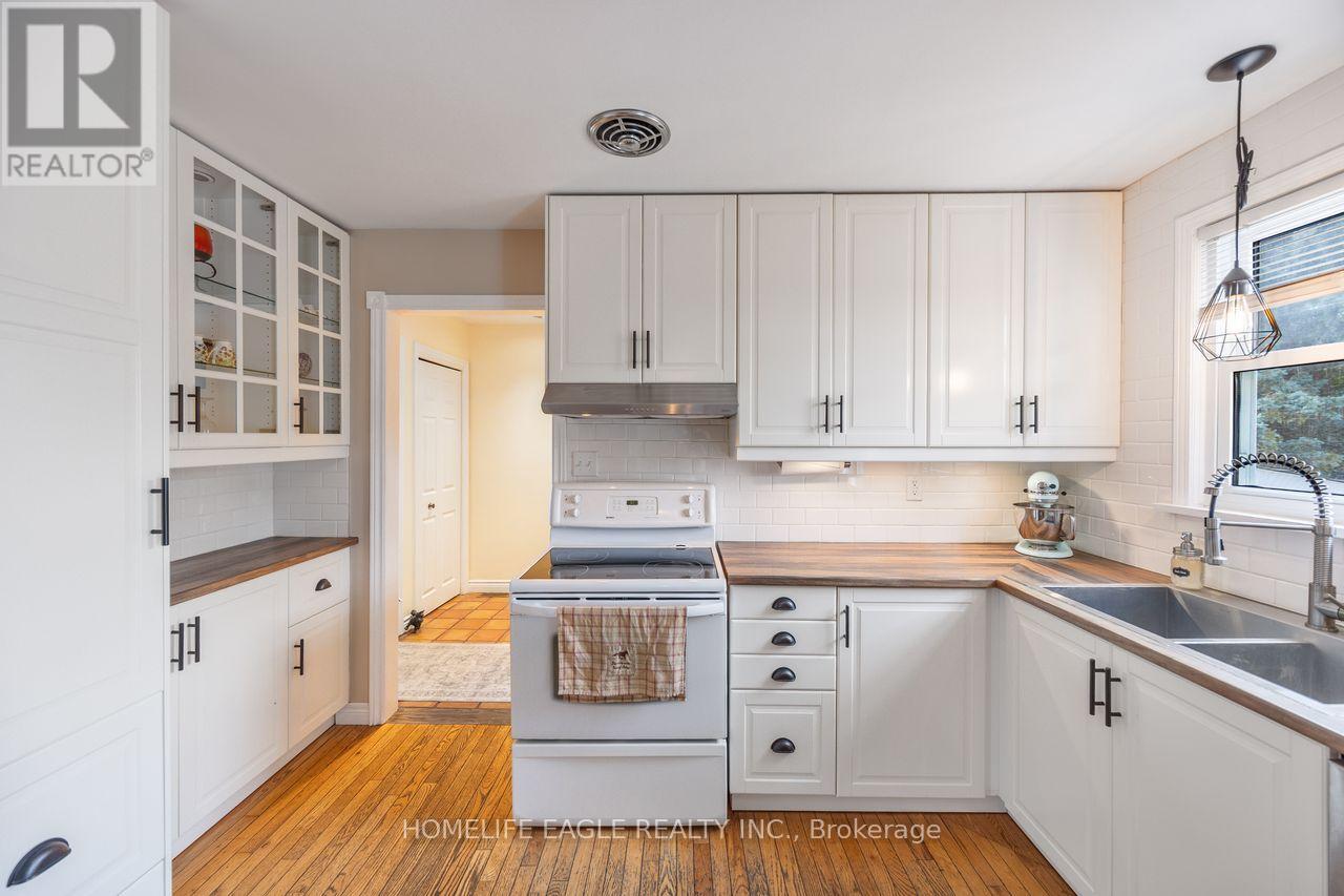 Photo 10 of 19280 Dufferin Street, King ON