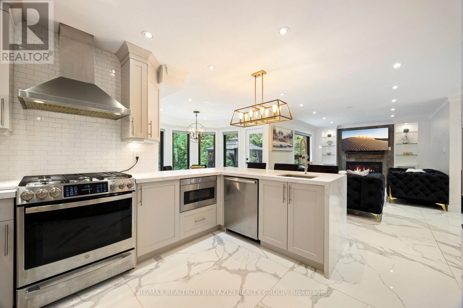 Photo 36 of 78 Charing Crescent, Aurora ON