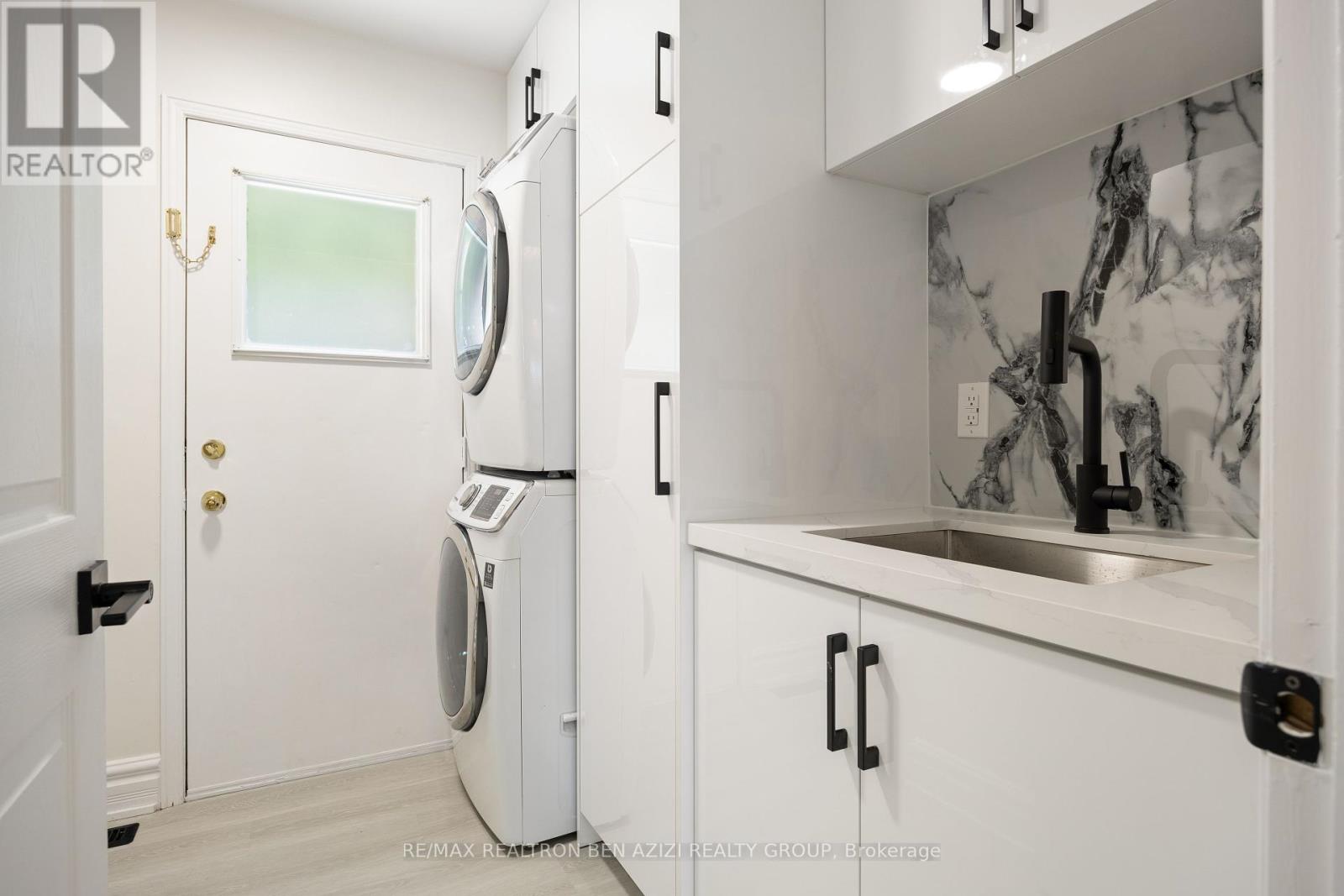 Photo 8 of 78 Charing Crescent, Aurora ON