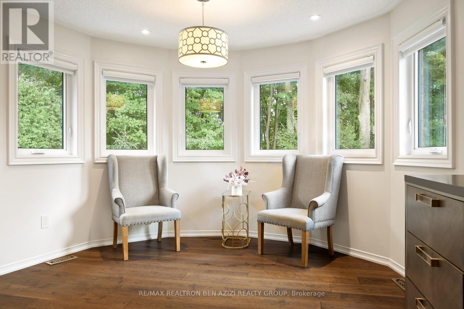 Photo 3 of 78 Charing Crescent, Aurora ON