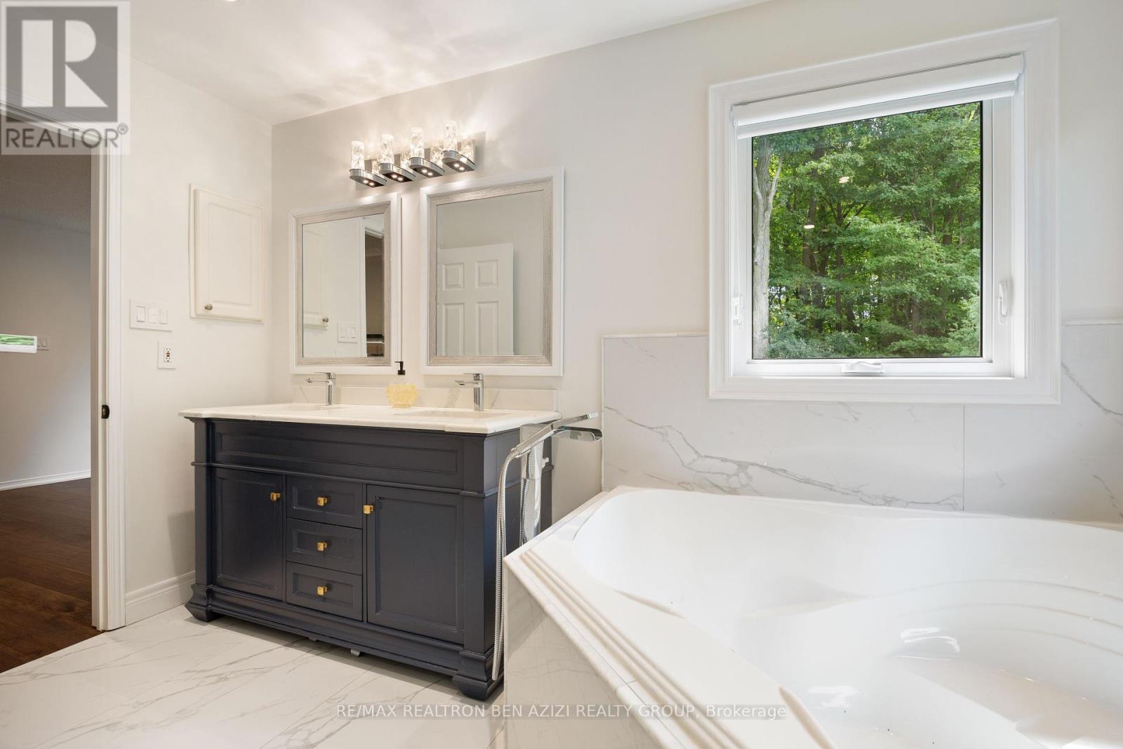 Photo 29 of 78 Charing Crescent, Aurora ON