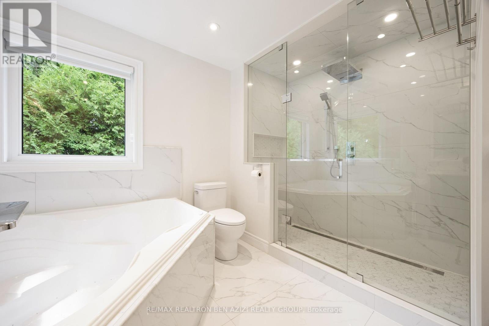 Photo 2 of 78 Charing Crescent, Aurora ON