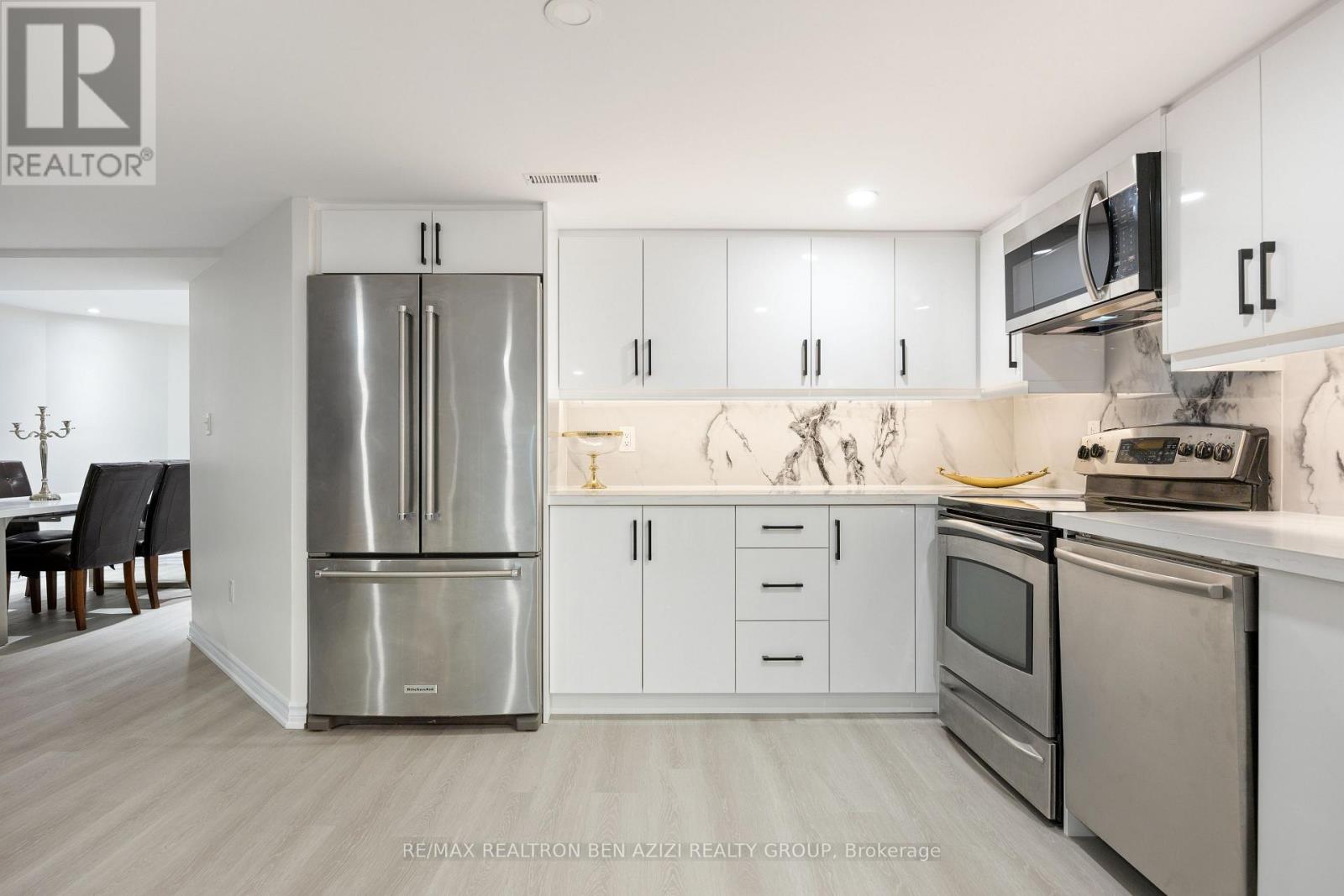 Photo 13 of 78 Charing Crescent, Aurora ON