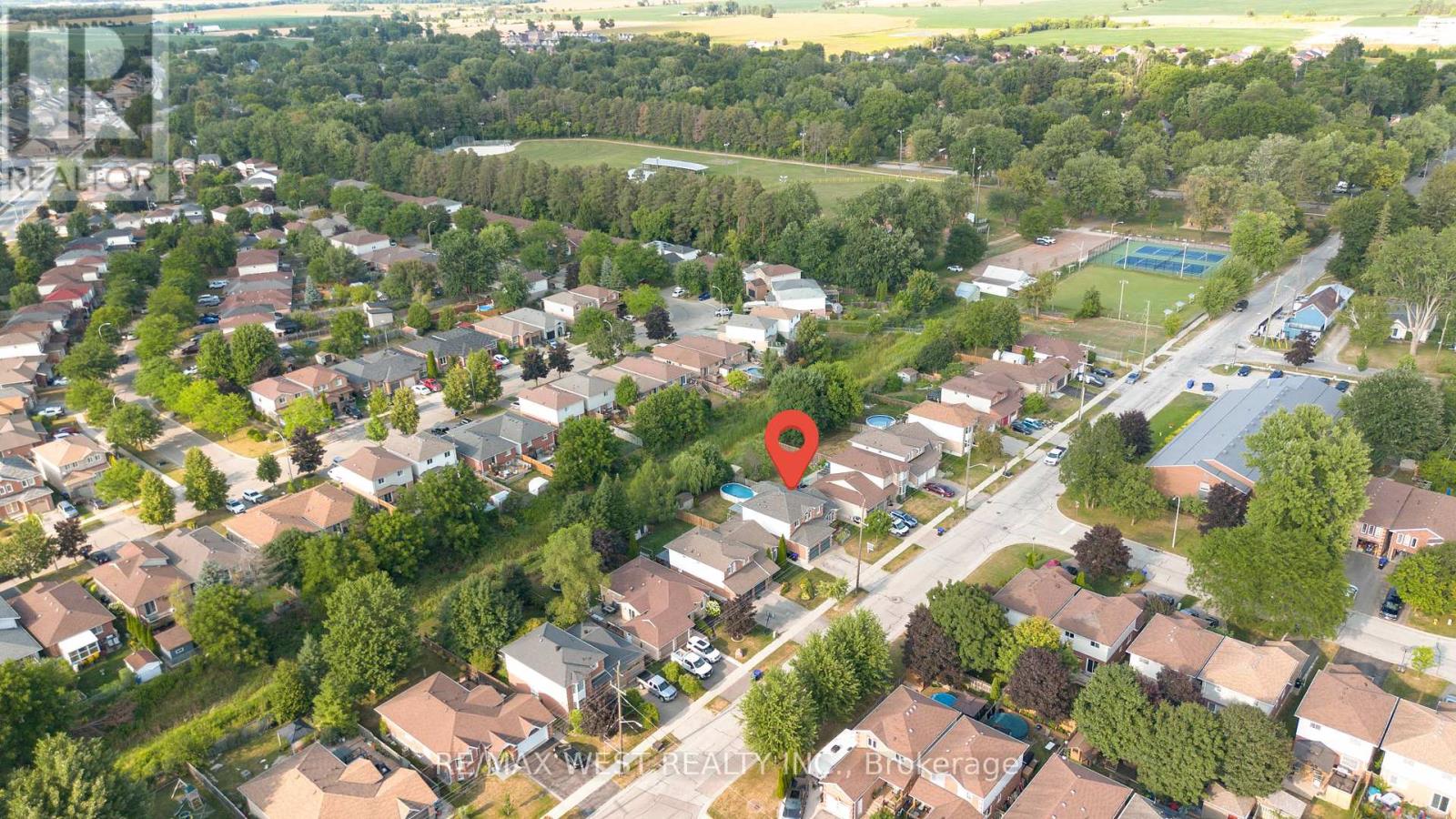 Photo 3 of 104 Prospect Street, New Tecumseth ON