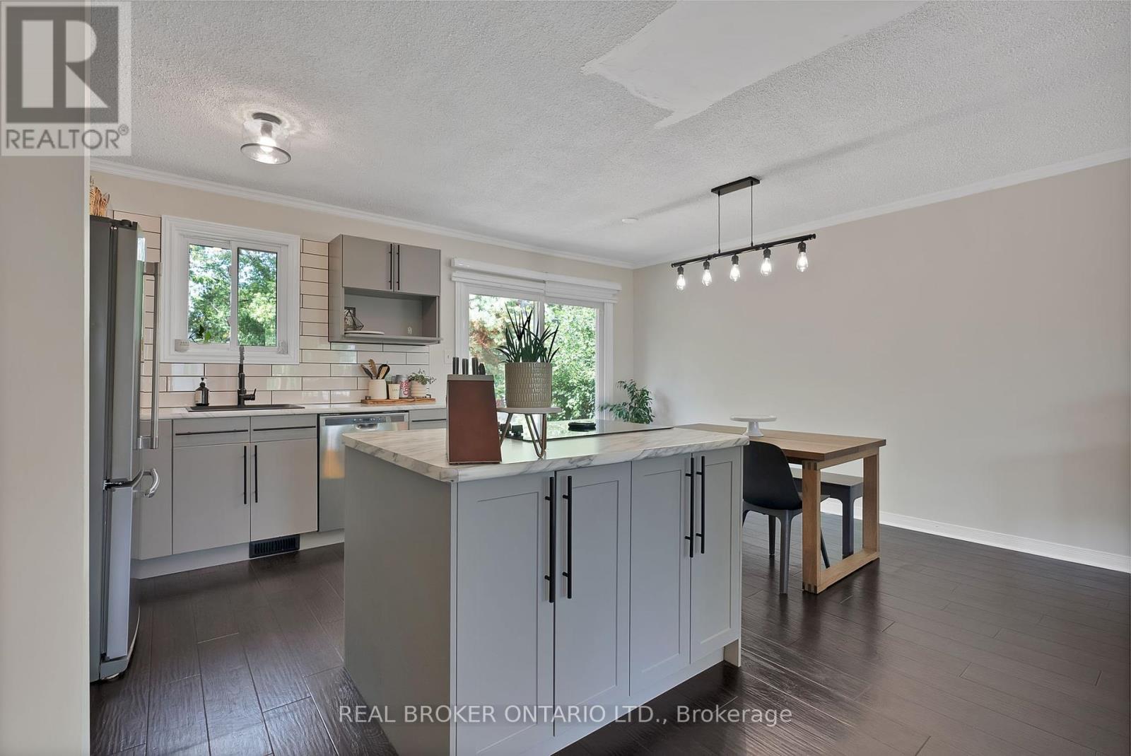 Photo 6 of 1036 Metro Road N, Georgina ON