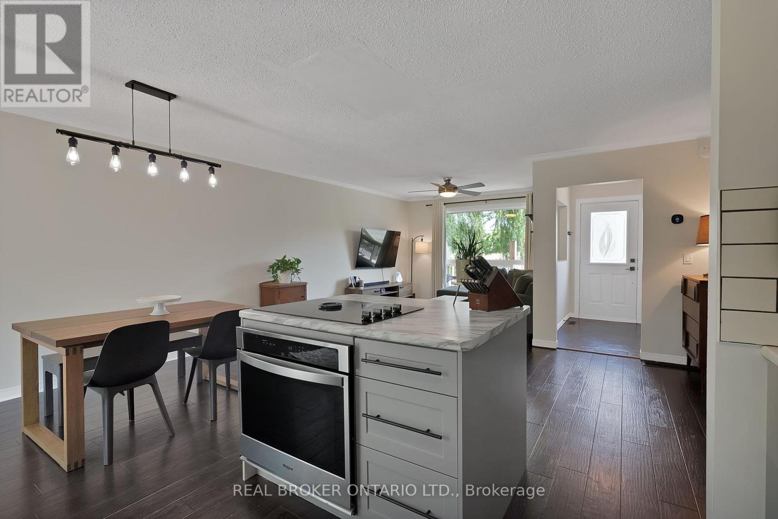 Photo 7 of 1036 Metro Road N, Georgina ON