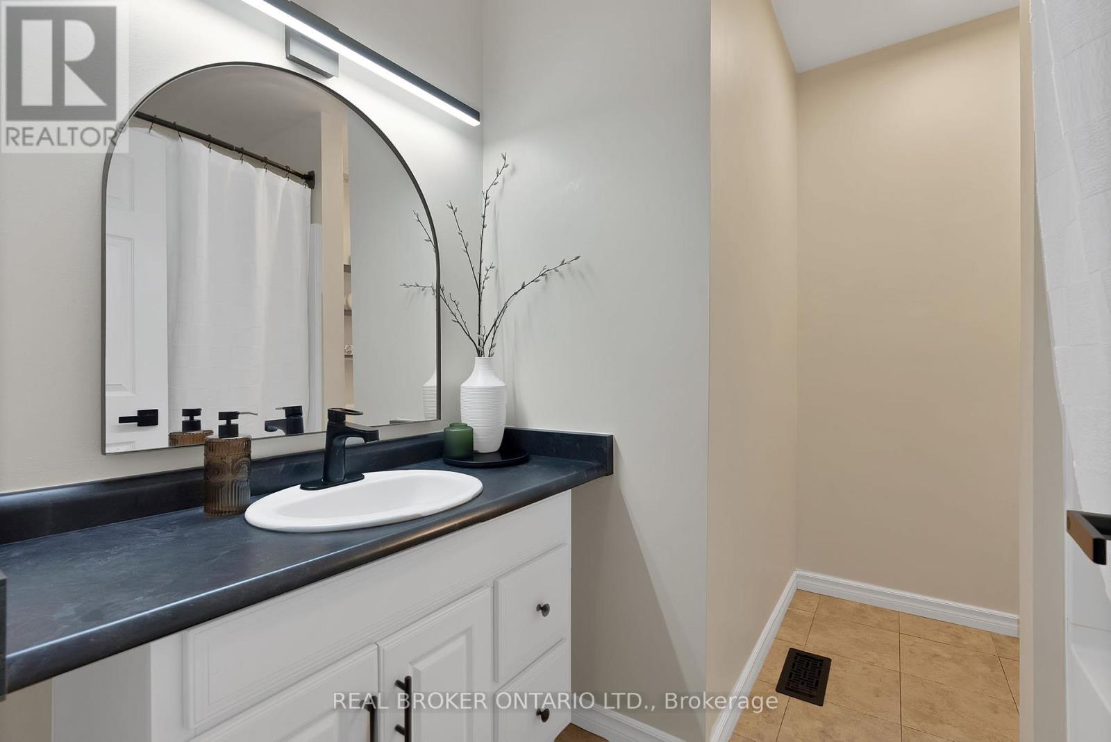 Photo 10 of 1036 Metro Road N, Georgina ON