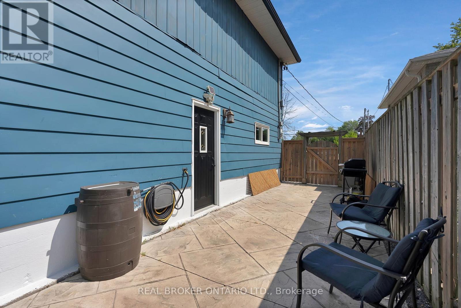 Photo 3 of 1036 Metro Road N, Georgina ON