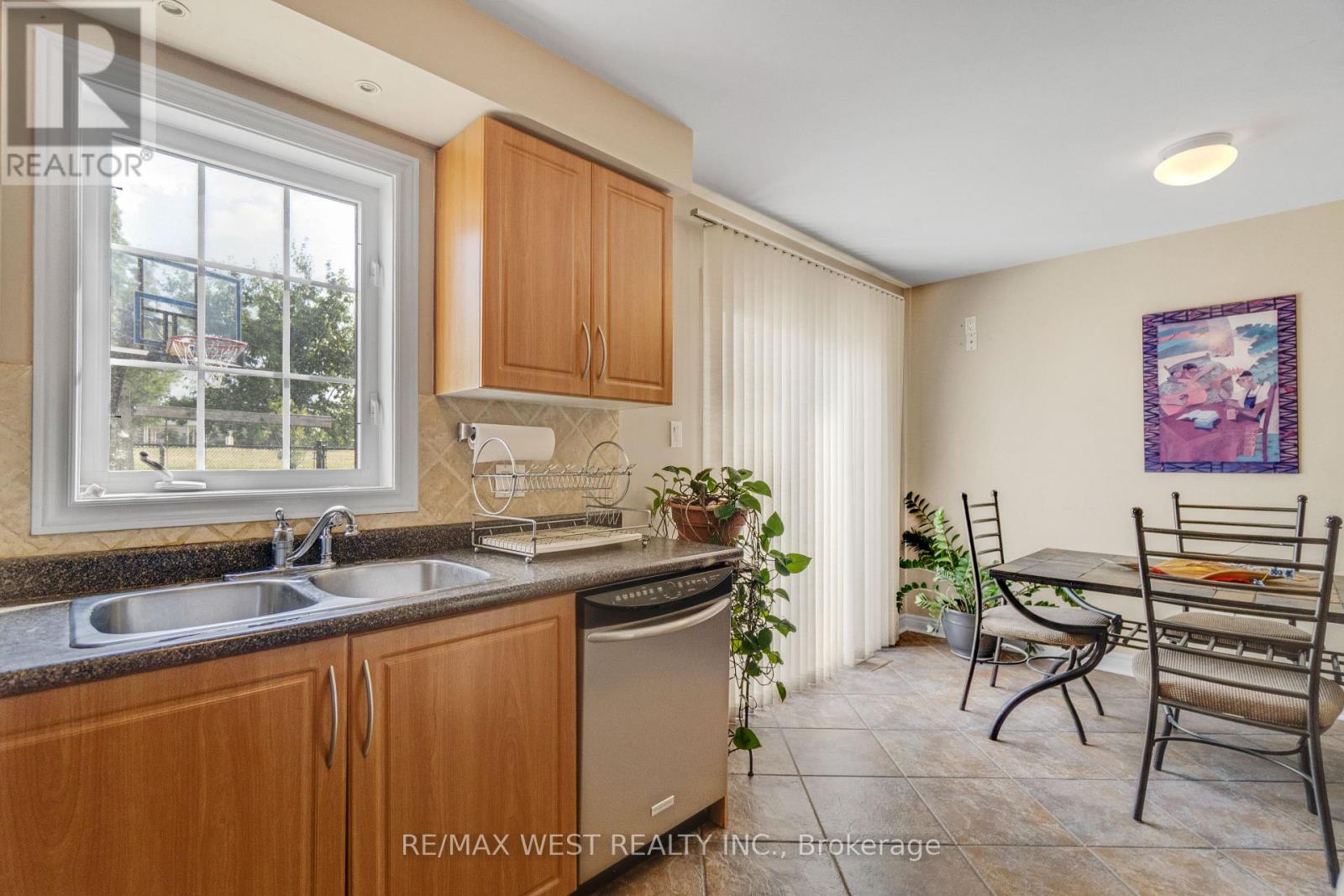 Photo 6 of 35 Rotunda Street, Brampton ON