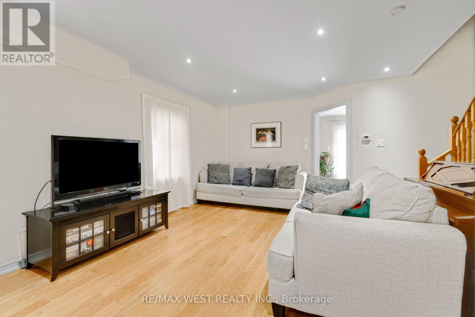 Photo 3 of 35 Rotunda Street, Brampton ON