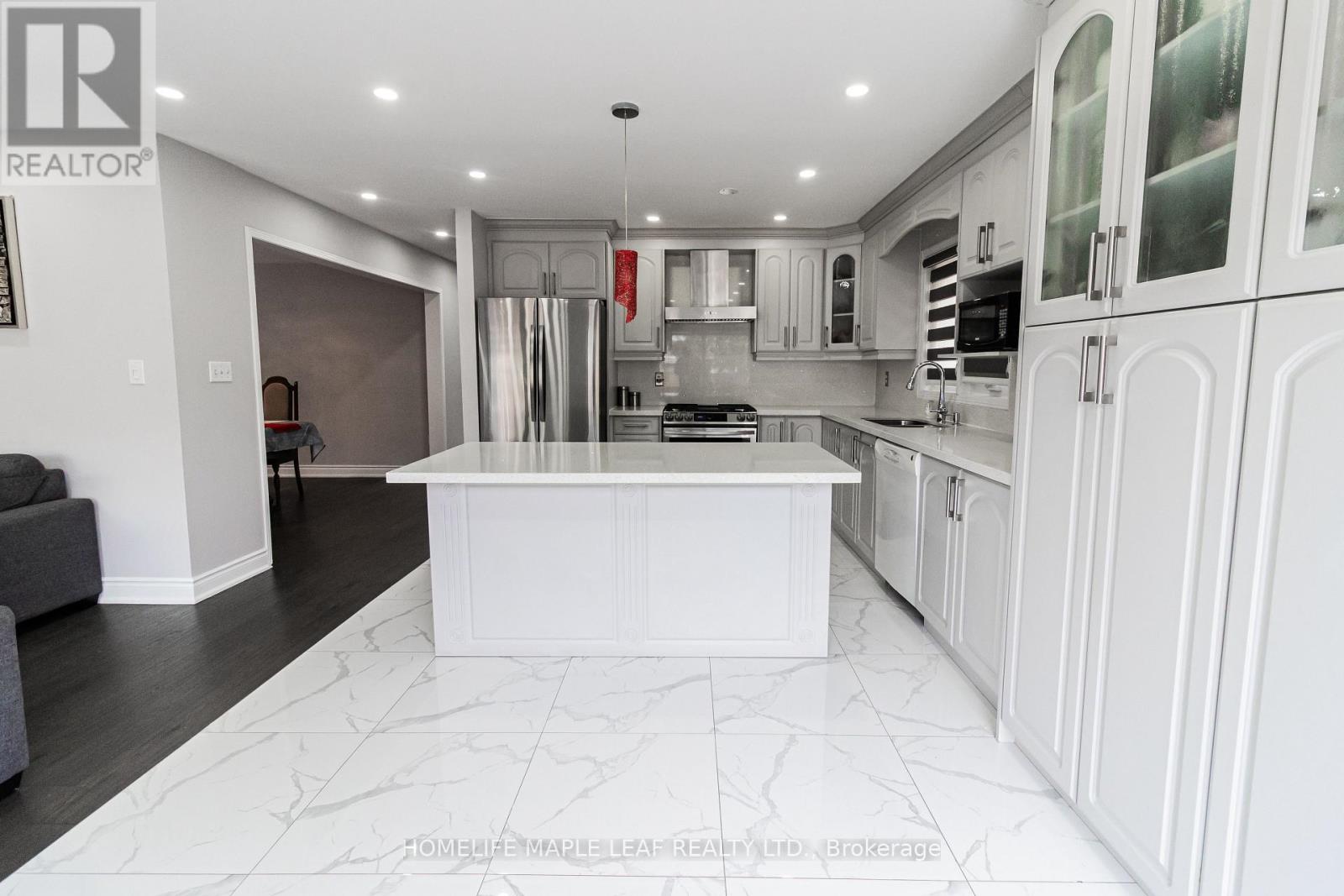 Photo 11 of 61 Seclusion Crescent, Brampton ON