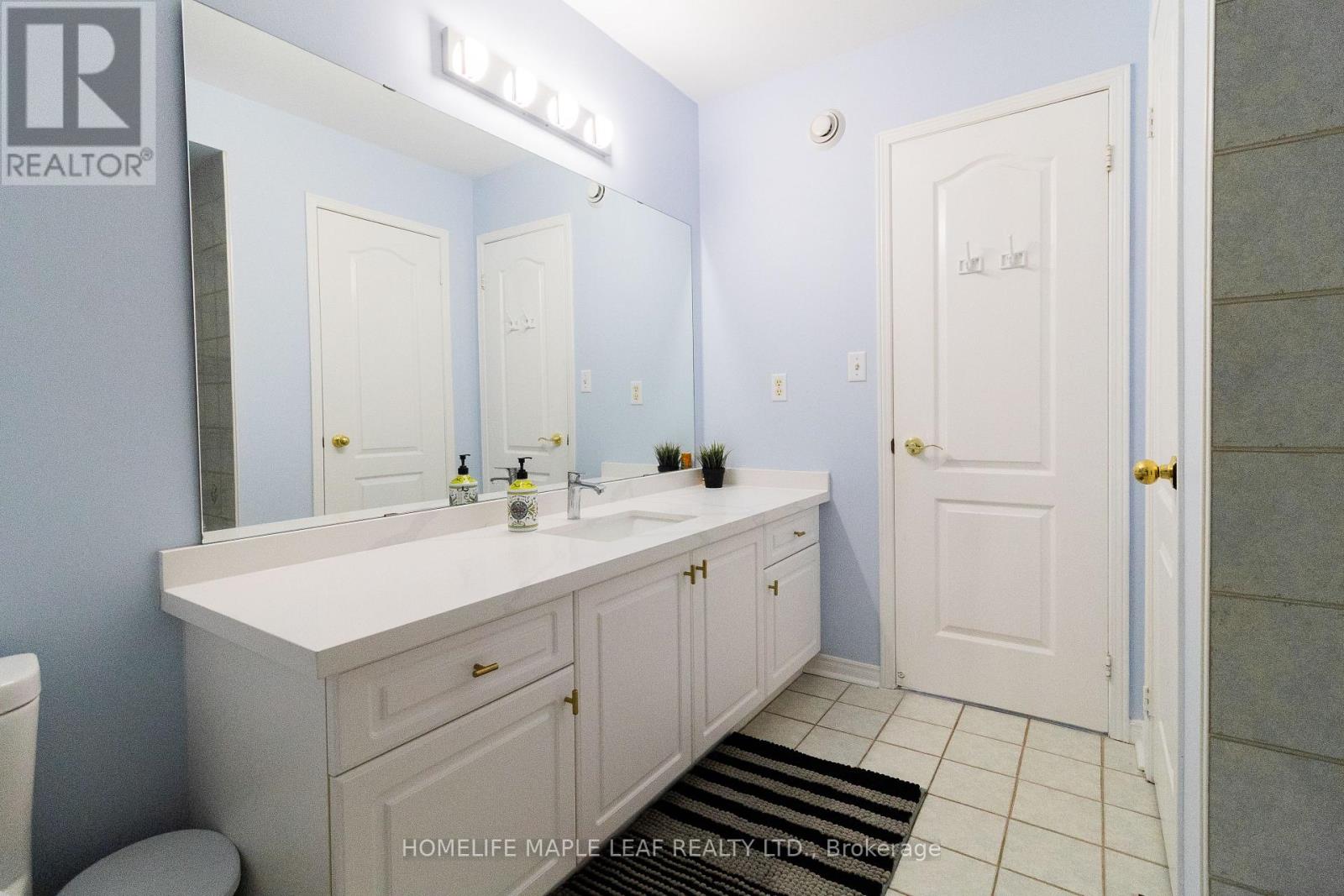 Photo 23 of 61 Seclusion Crescent, Brampton ON