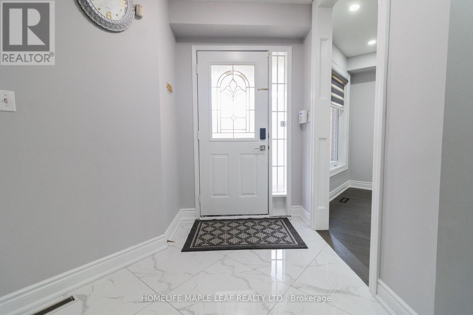 Photo 4 of 61 Seclusion Crescent, Brampton ON