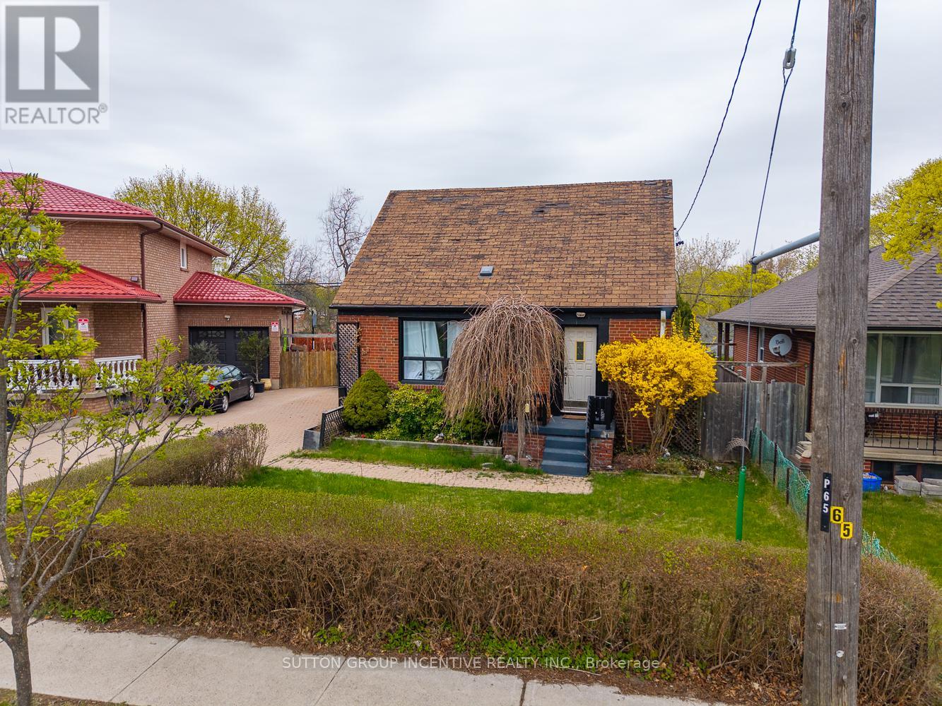 Photo 17 of 65 Barrhead Crescent, Toronto ON