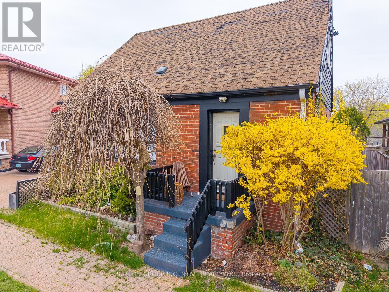 Photo 2 of 65 Barrhead Crescent, Toronto ON