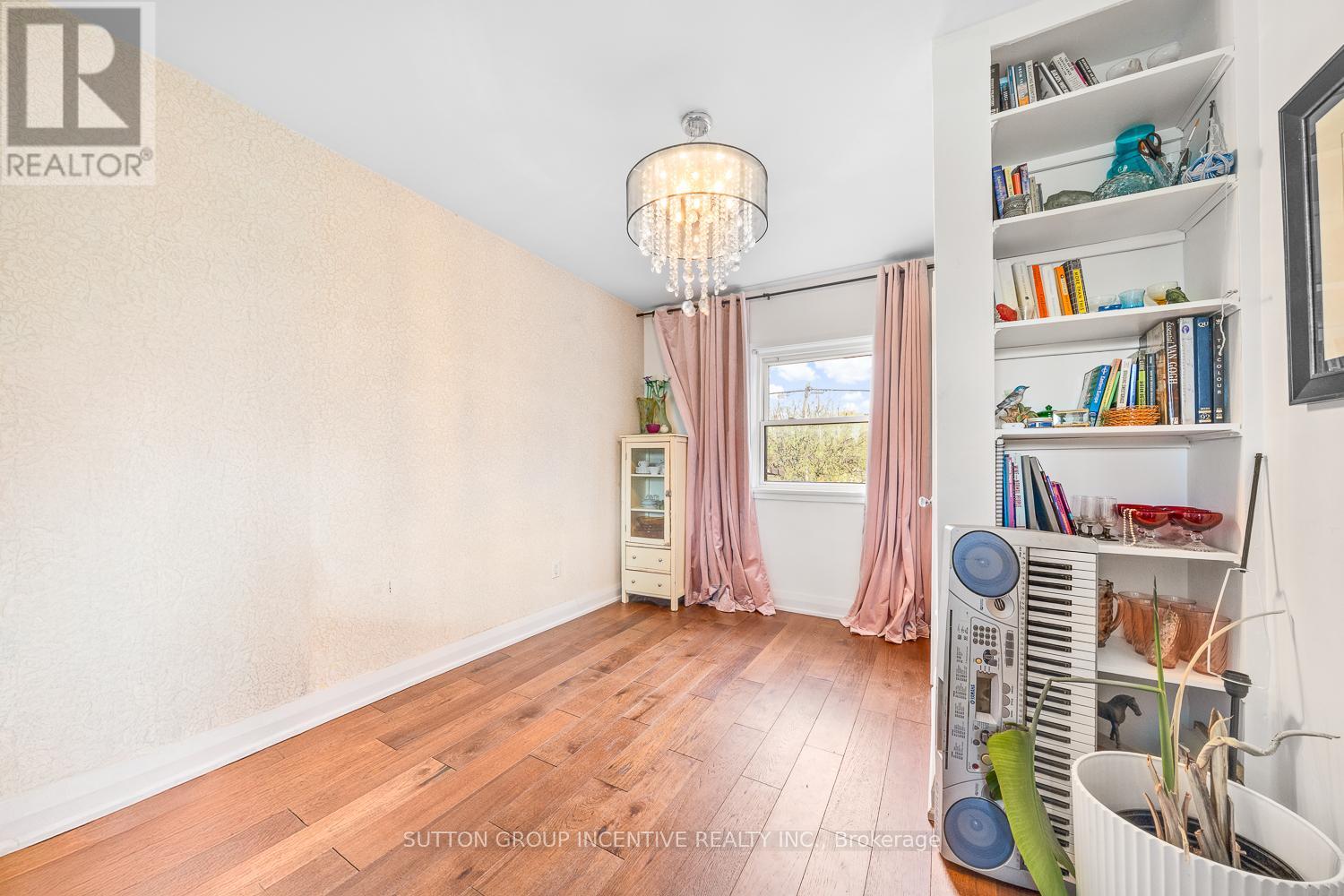 Photo 10 of 65 Barrhead Crescent, Toronto ON