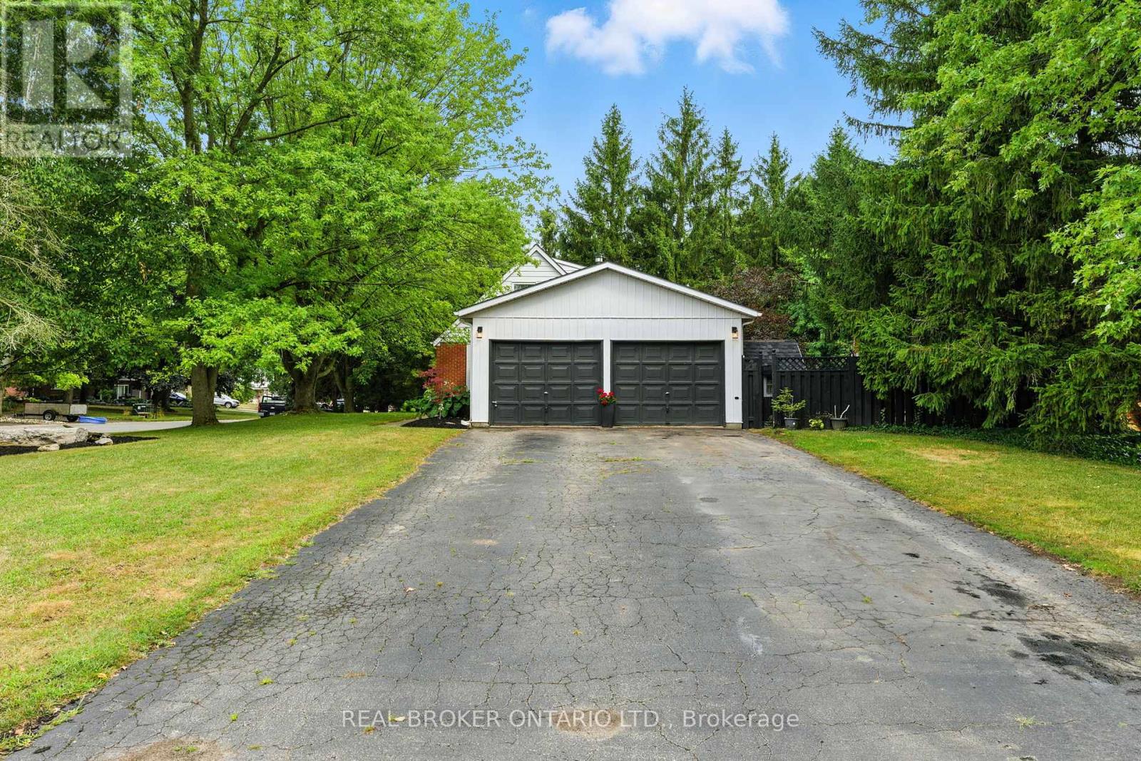 Photo 35 of 18 Isabel Drive, Brant ON