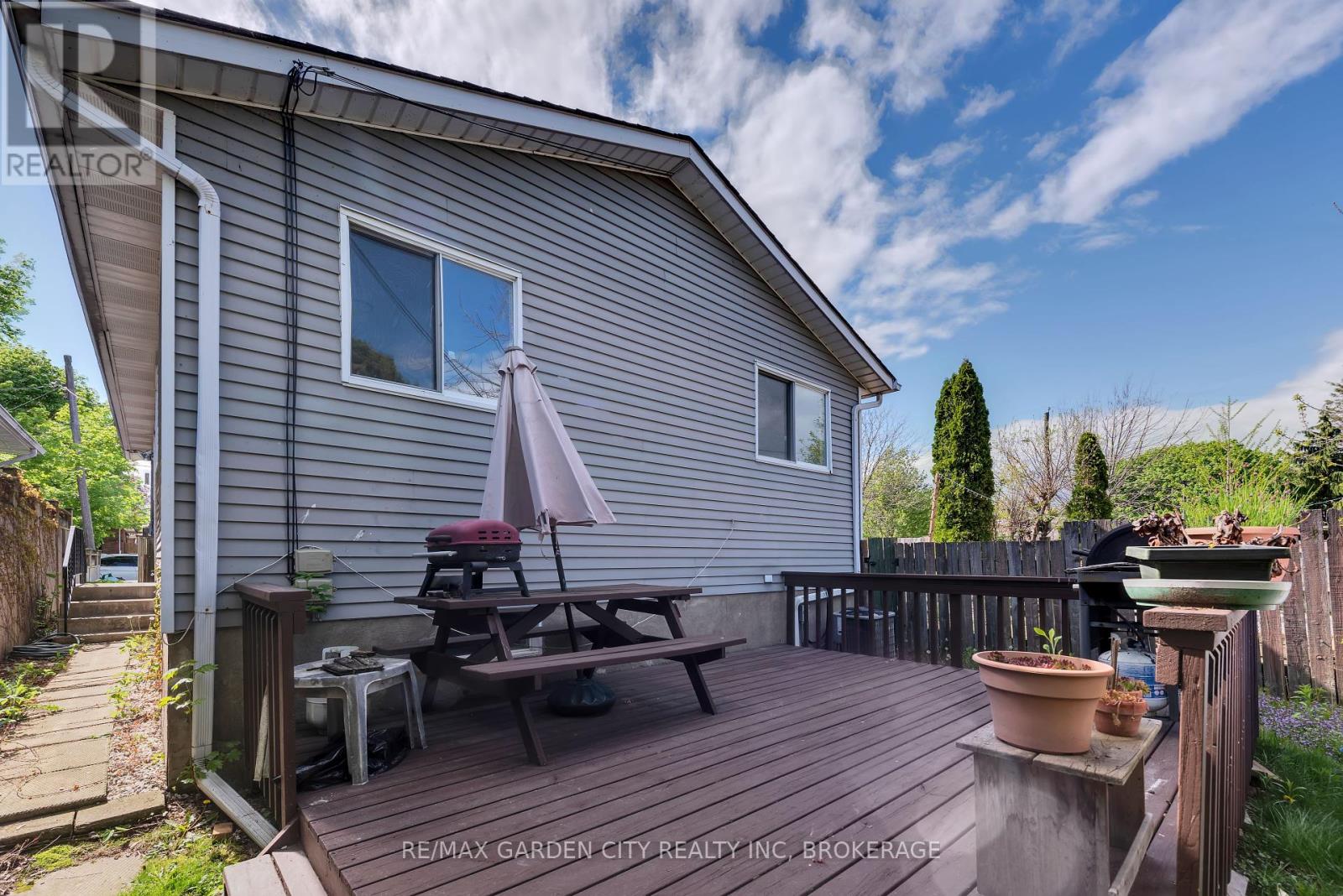 Photo 7 of 54 Bogart Street, St Catharines ON