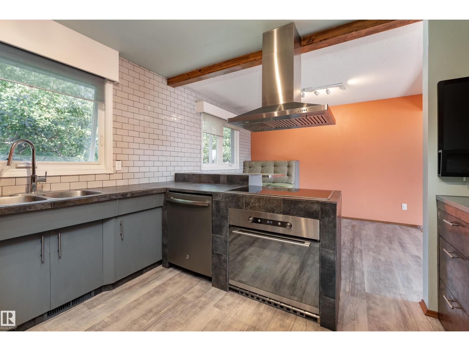 Photo 11 of 10404 34 St Nw, Edmonton AB