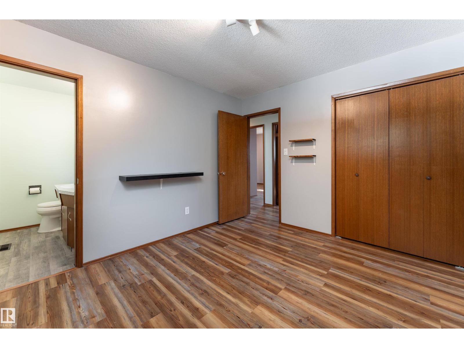 Photo 15 of 10404 34 St Nw, Edmonton AB