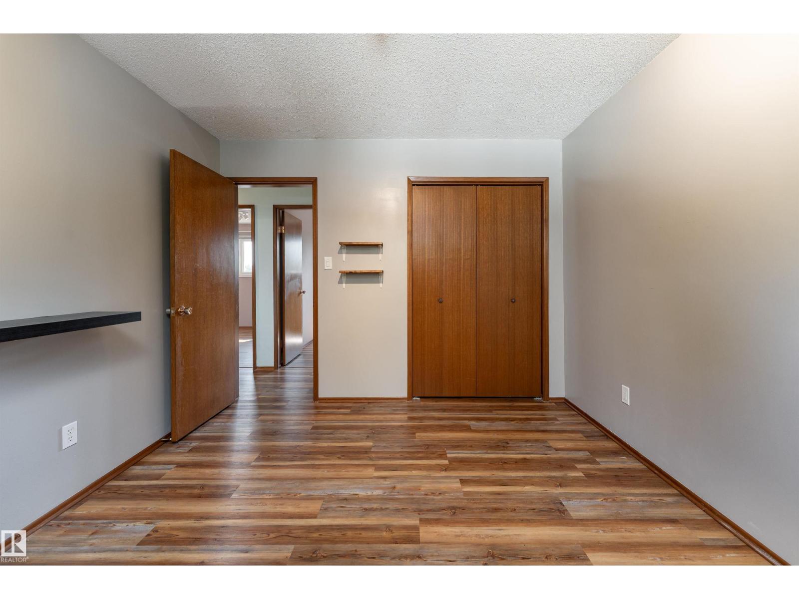 Photo 16 of 10404 34 St Nw, Edmonton AB