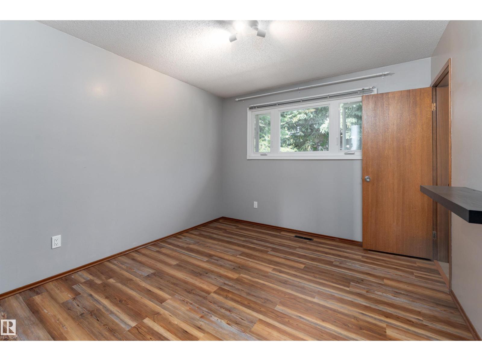Photo 17 of 10404 34 St Nw, Edmonton AB