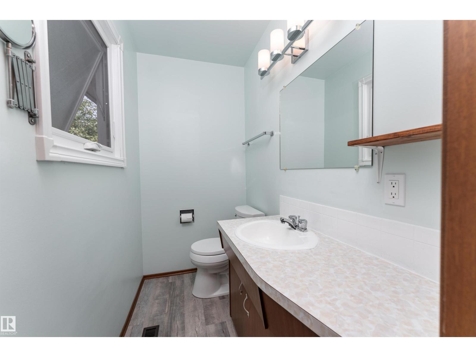 Photo 18 of 10404 34 St Nw, Edmonton AB