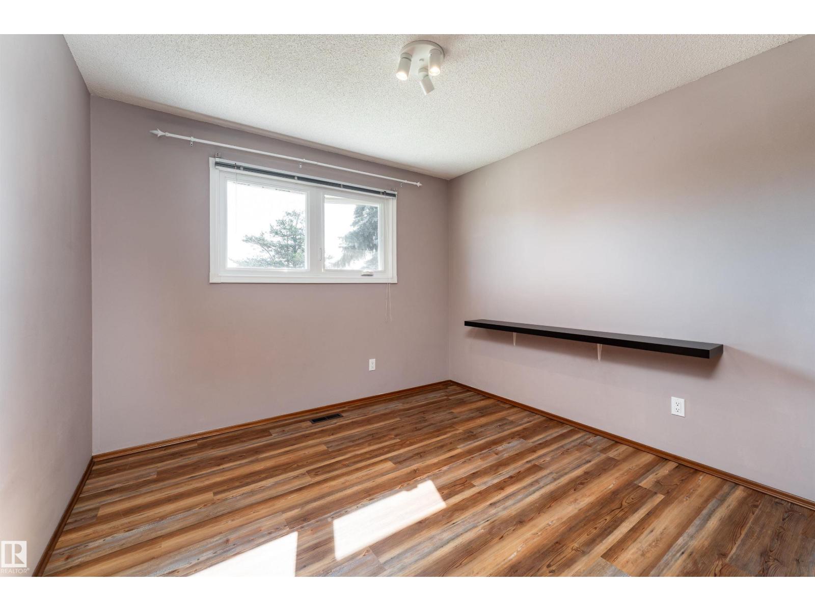 Photo 19 of 10404 34 St Nw, Edmonton AB