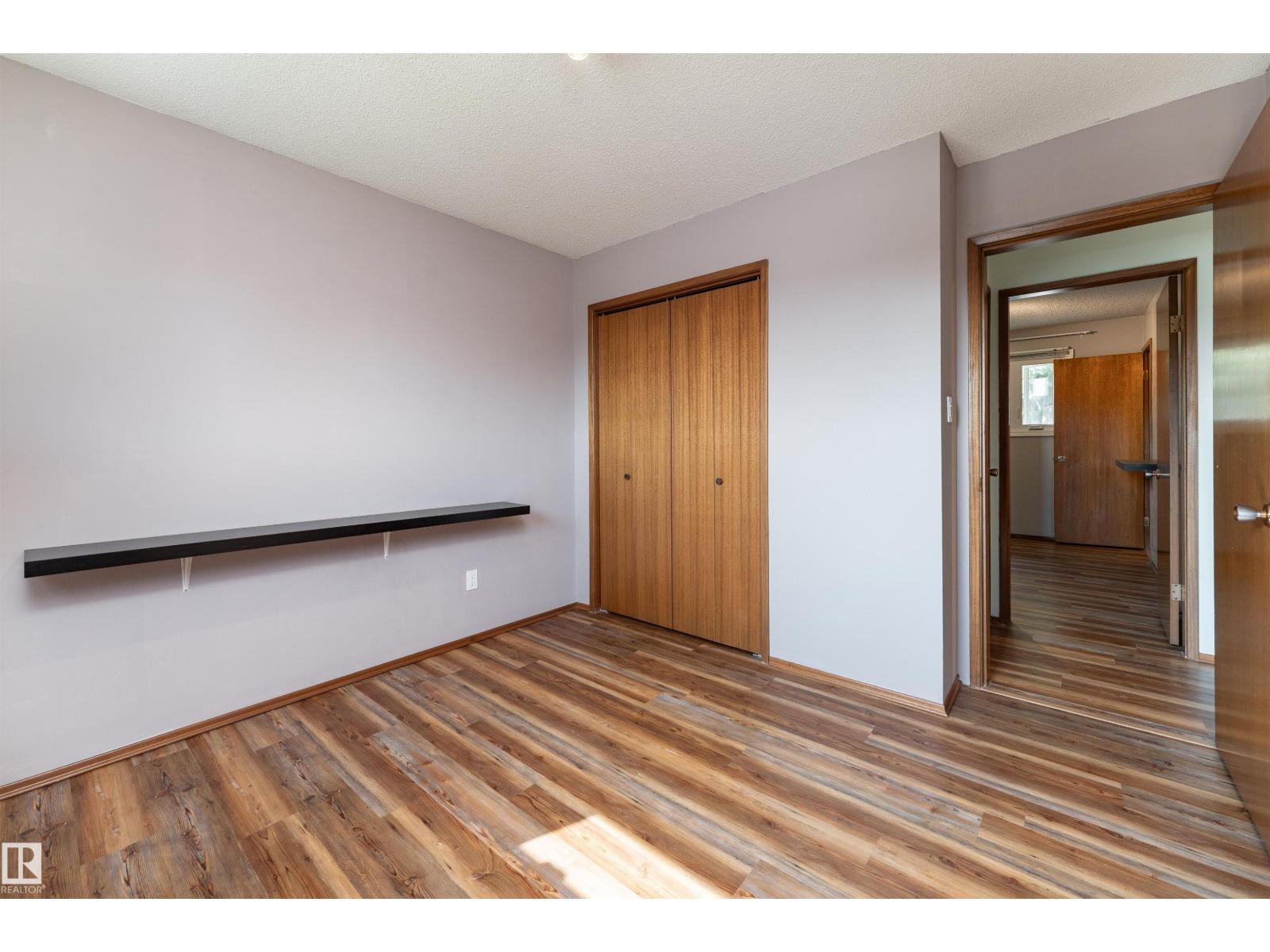 Photo 21 of 10404 34 St Nw, Edmonton AB