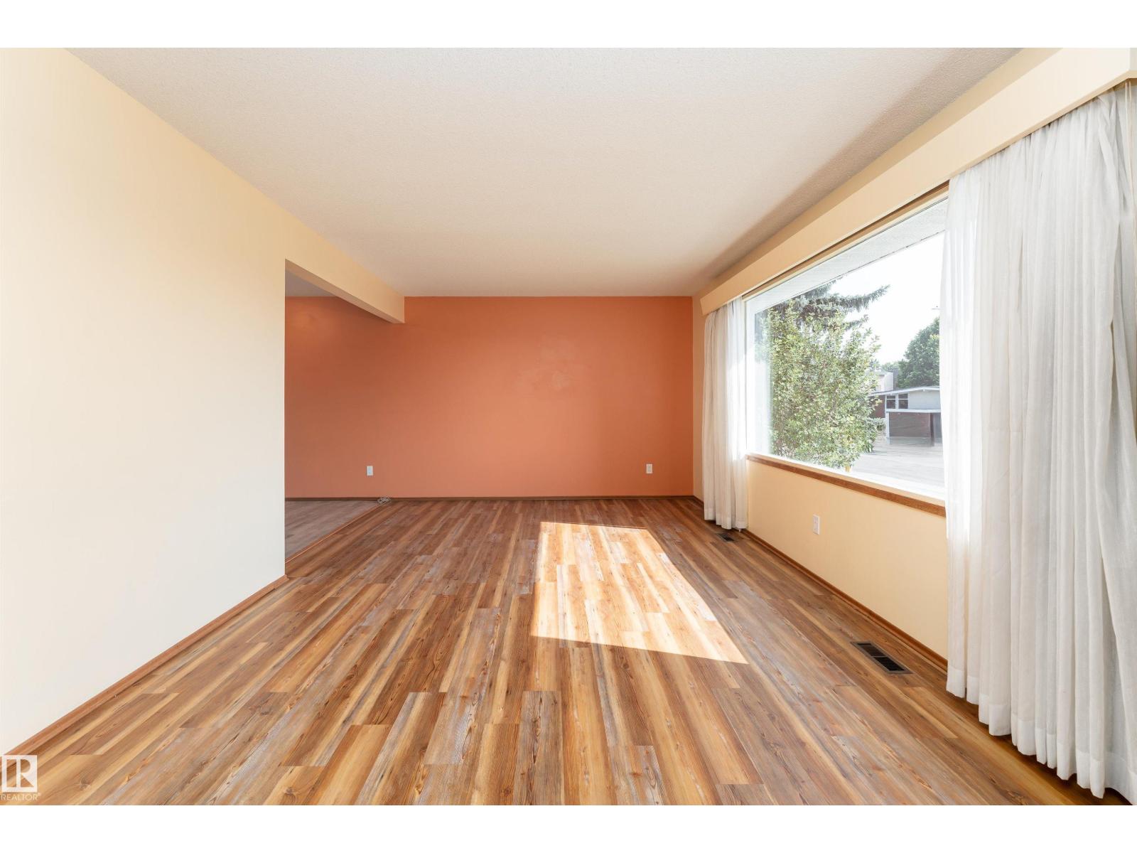 Photo 3 of 10404 34 St Nw, Edmonton AB