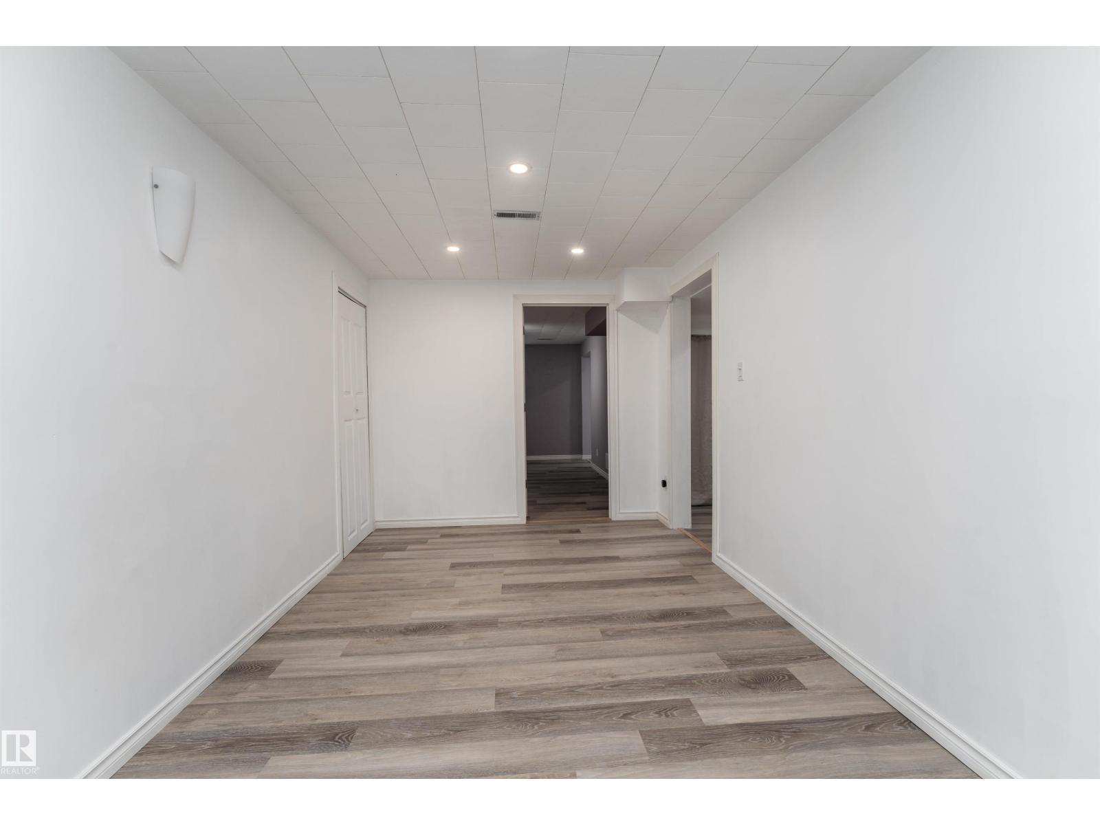 Photo 31 of 10404 34 St Nw, Edmonton AB