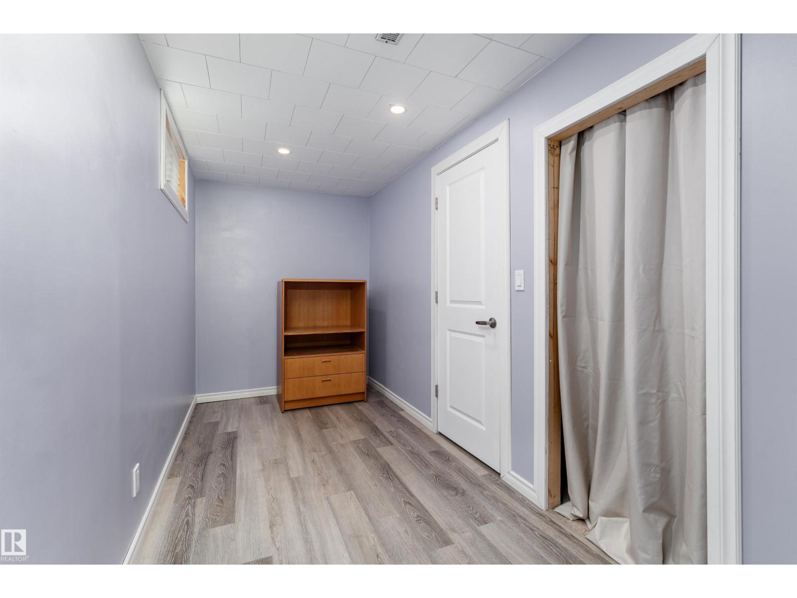 Photo 36 of 10404 34 St Nw, Edmonton AB