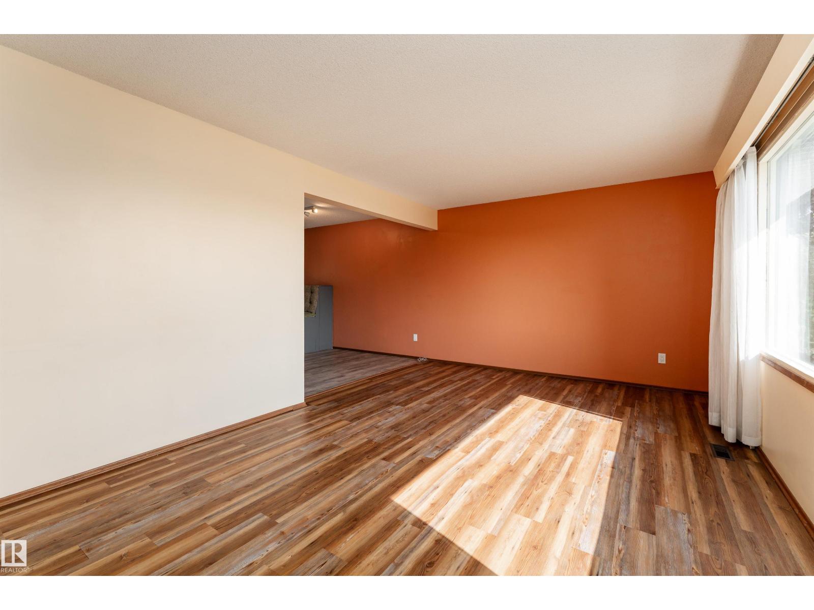 Photo 4 of 10404 34 St Nw, Edmonton AB