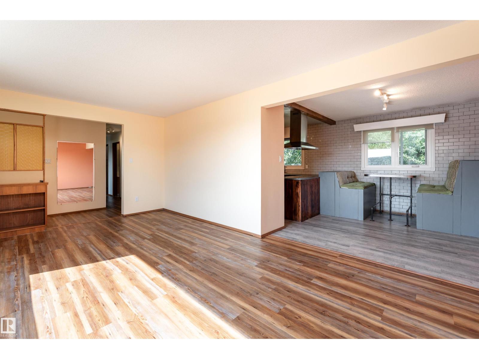 Photo 5 of 10404 34 St Nw, Edmonton AB